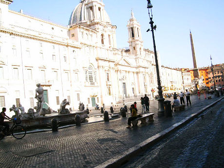 Look, it is so clear from this angle: piazza Navona is the  ancient Roman Stadium of Domitianus!  (Courtesy of 'An Aggie's Blog While Abroad'. Click for file source)
